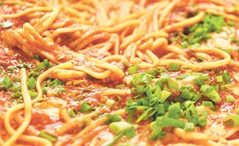 O restaurante Caçarola Cozinha Regional serve aos domingos a tradicional macarronada italiana